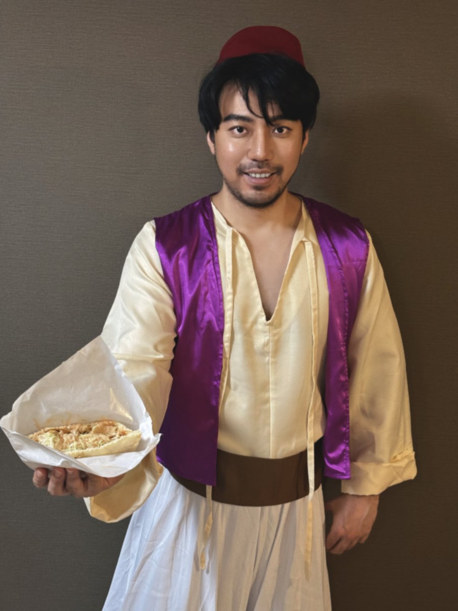 A_L1_EN's tweet photo. 𝒎𝒚 𝒑𝒓𝒊𝒏𝒄𝒆🤴✨にアラジン仮装してもらお！！日本人の中では顔濃いし似合うはず！！🥰

と思ってメイク練習をしたのですが、なんだろう、どうすればいいんだろう、、髭は剃ってもらうにしても、、アラジンというか現地の人😭

無駄にケバブが似合う人、爆誕──🥙 https://t.co/sZpuUa2jNc
