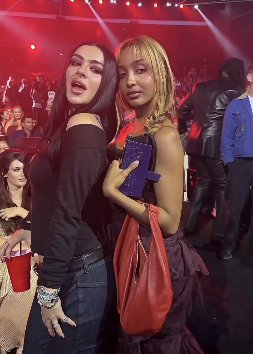 luvlyseppp's tweet photo. MA PINKPANTHRESS CON LA COVER A PORTAFOGLIO? #vmas https://t.co/G3u5LVYShe