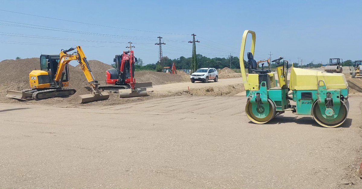gracedavis752v0's tweet photo. Gravel wedge fill for the M19 bridge https://t.co/qeDDX9UPBd