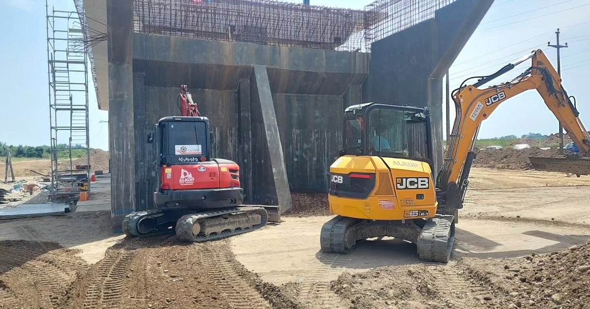 gracedavis752v0's tweet photo. Gravel wedge fill for the M19 bridge https://t.co/qeDDX9UPBd