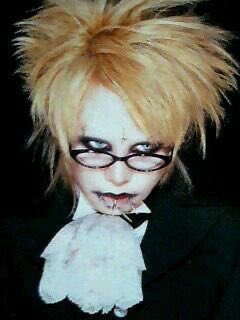 4tidus's tweet photo. i knew lisa looked familiar bruh thats kyo from dir en grey Or maybe im just trying to relate my interests to one another Who knows https://t.co/va10pdofJ6