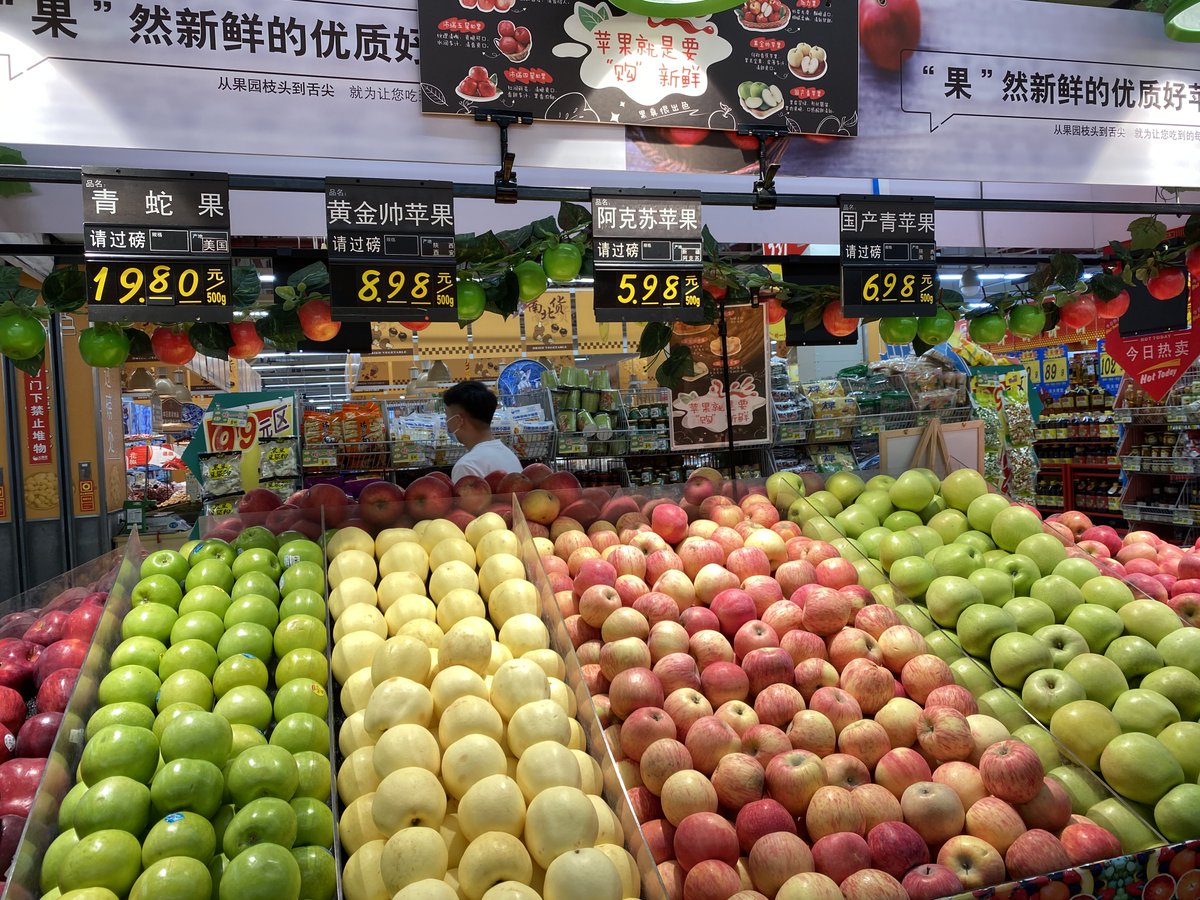 LannieBurgh2u's tweet photo. Para tu cena rica y fácil: manzanas rojas, pechugas de pollo y espinacas frescas, todo a precio especial hoy en el mercado local! https://t.co/bxzlt7bU7U