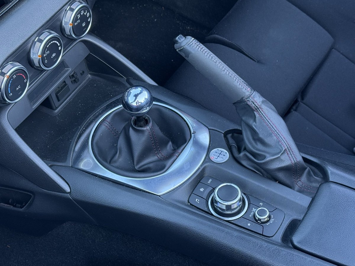 GT3GTS_718RY's tweet photo. 前の投稿の続き。
「MTは楽しい、MTじゃなきゃダメ」って口煩いヤツは多いけど、果たしてそういうヤツは50万ほど高くなってもMT選ぶのか。
ソコんトコ知りてぇ超知りてぇでござるの巻（笑）

自分は「買わない」に一票。
多分ブーブー文句言いながらAT選ぶor古いのに乗り続けるor中古を探しまくる。 https://t.co/0Wt6339KaE