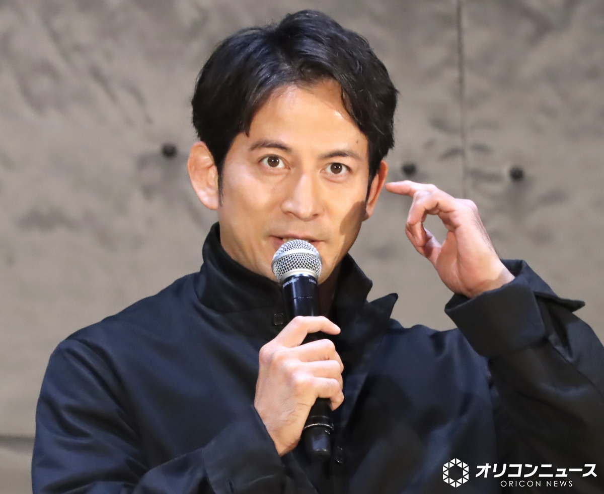 oricon's tweet photo. 岡田准一、大阪の学校にサプライズ登場❗️
場内どよめき → ファンサに黄色い悲鳴
⠀
生徒たちに自己紹介
「実はひらパー兄さん、
芝居やったりしてまして…」
https://t.co/riIkMompK9
⠀
映画『わたしの知らない子どもたち』イベント
⠀
 #わたしの知らない子どもたち @wsk_movie https://t.co/CMCvhsjENp