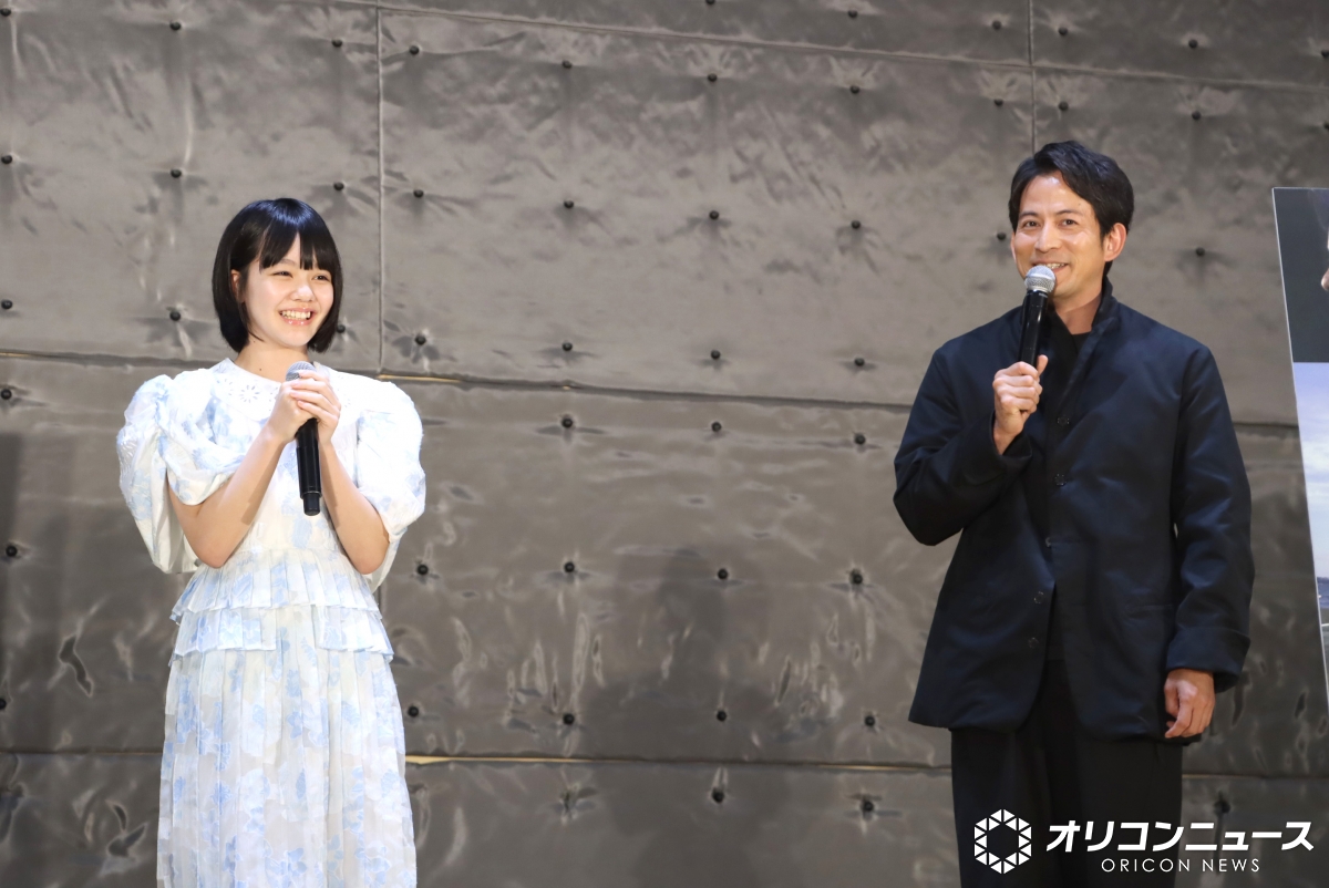 oricon's tweet photo. 岡田准一、大阪の学校にサプライズ登場❗️
場内どよめき → ファンサに黄色い悲鳴
⠀
生徒たちに自己紹介
「実はひらパー兄さん、
芝居やったりしてまして…」
https://t.co/riIkMompK9
⠀
映画『わたしの知らない子どもたち』イベント
⠀
 #わたしの知らない子どもたち @wsk_movie https://t.co/CMCvhsjENp