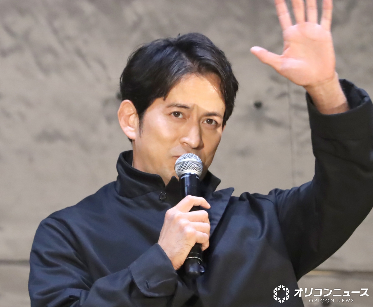 oricon's tweet photo. 岡田准一、大阪の学校にサプライズ登場❗️
場内どよめき → ファンサに黄色い悲鳴
⠀
生徒たちに自己紹介
「実はひらパー兄さん、
芝居やったりしてまして…」
https://t.co/riIkMompK9
⠀
映画『わたしの知らない子どもたち』イベント
⠀
 #わたしの知らない子どもたち @wsk_movie https://t.co/CMCvhsjENp