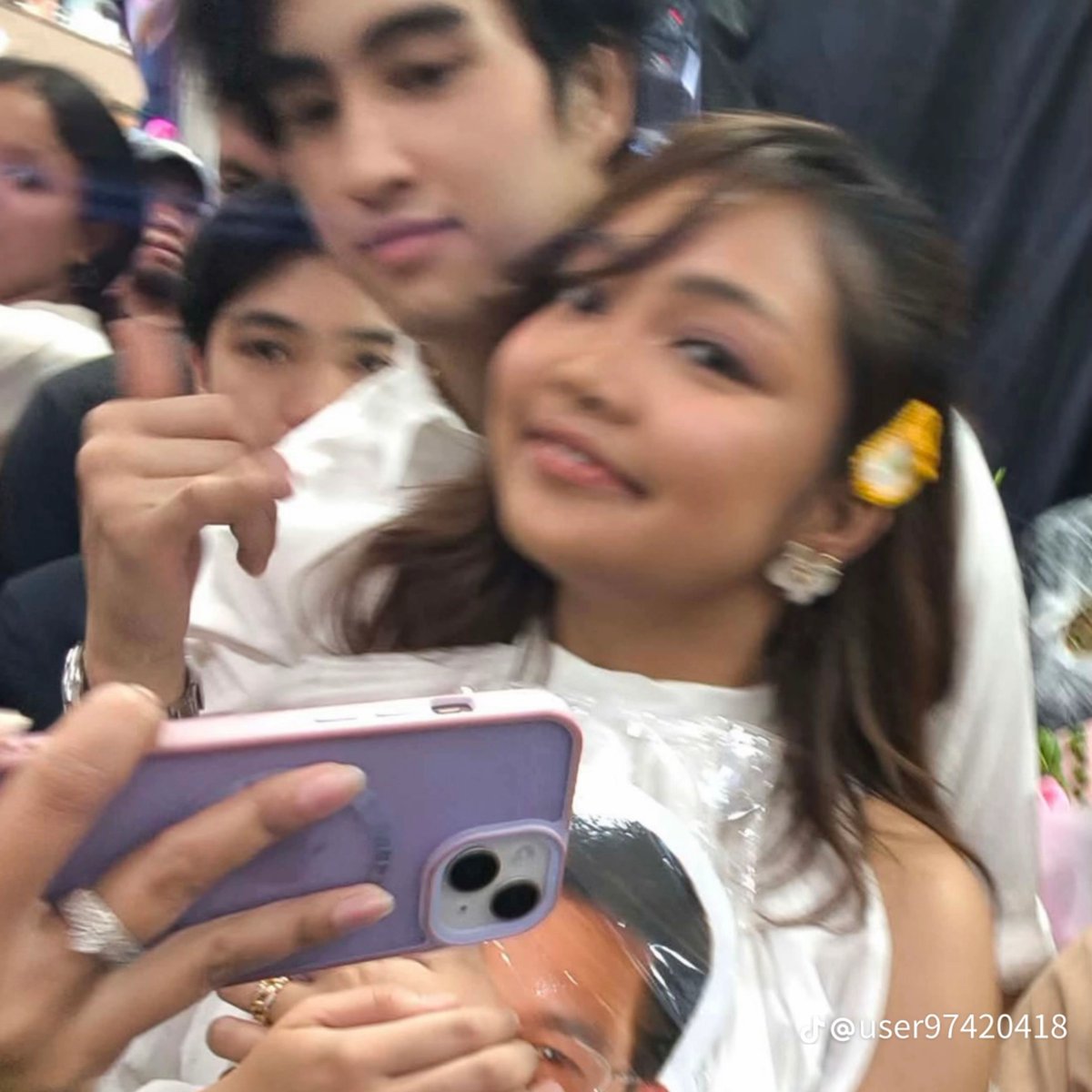 coleensizd's tweet photo. ANTON BE LIKE: AKO ANG KASAMA PERO SI SIR CHIEF ANG YAKAP 😓👉👈 https://t.co/Jeuo5Ownru