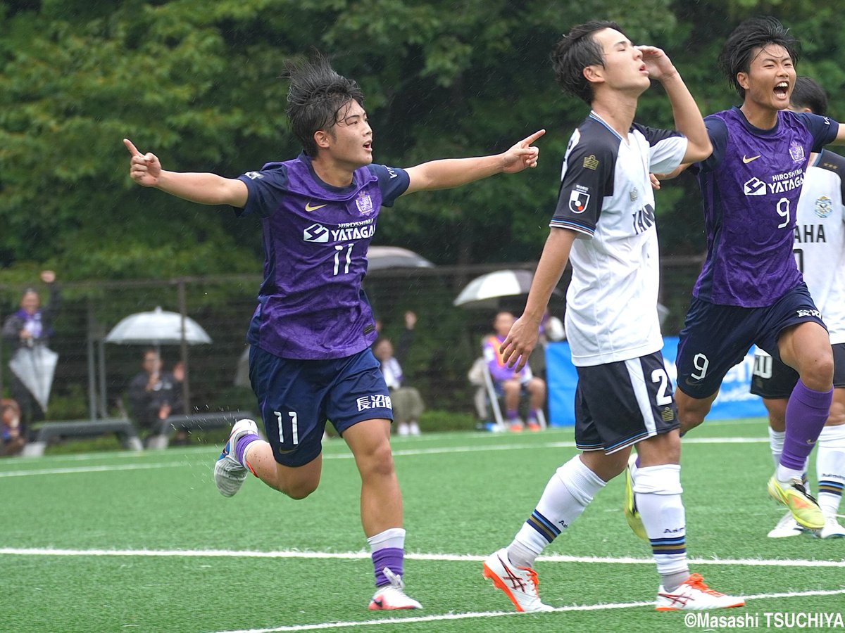 gekisaka's tweet photo. 勝負を左右する運を引き寄せるのは「ピッチの上での気づき」と「やるべきことの徹底」。広島ユースは磐田U-18相手に逆転勝利を収めて怒涛のプレミア6連勝!

https://t.co/PvZ8PVslNt

#高校サッカー #高円宮U18 #高円宮杯プレミアリーグ #ゲキサカ https://t.co/Rc6KUqnvSN