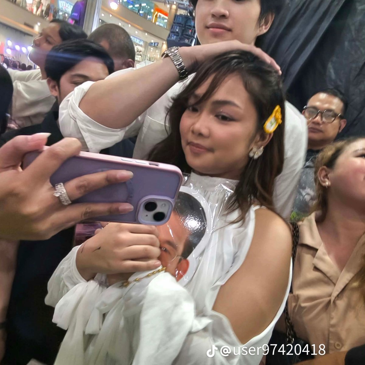 coleensizd's tweet photo. ANTON BE LIKE: AKO ANG KASAMA PERO SI SIR CHIEF ANG YAKAP 😓👉👈 https://t.co/Jeuo5Ownru