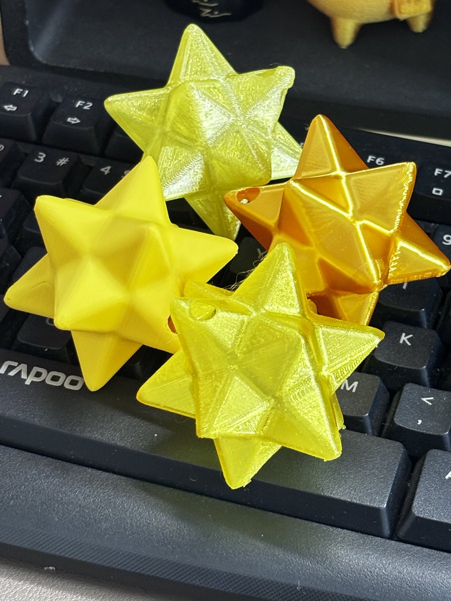 Kexcelled_3D's tweet photo. どうぶつの森の星のかけらを、いろんな素材でプリントしてみた⭐️

PLA、PETG、TPU…材料を変えるだけで、全然違う質感になるから面白い！

みんなはどの素材でプリントするのが好き？👇

#3Dプリント #どうぶつの森 #AnimalCrossing #Kexcelled https://t.co/oJ3HV1h2OF