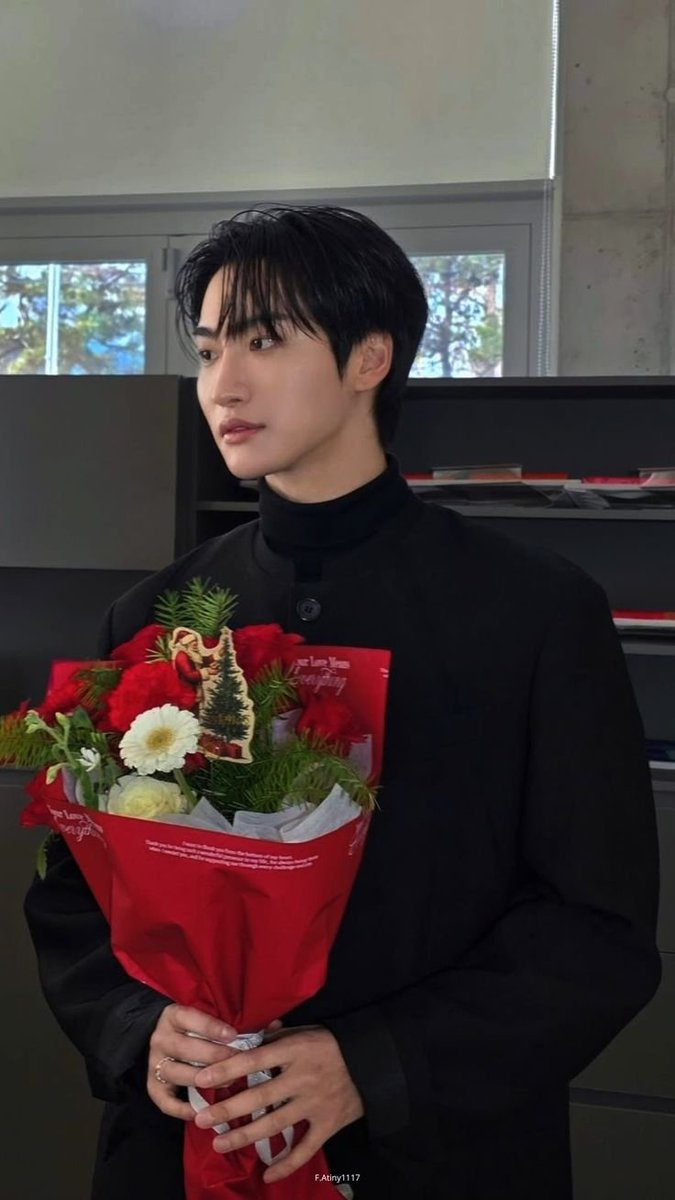 mars_tarock's tweet photo. 다들 존잘남한테 꽃다발 받는 삶을 살자 https://t.co/kgjvSuh0jM