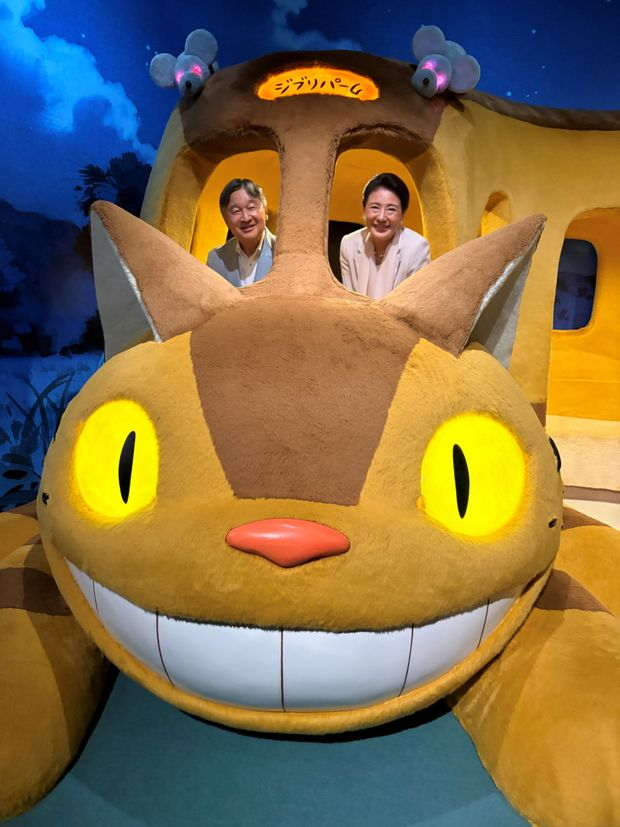 livedoornews's tweet photo. 【写真公開】天皇皇后両陛下「ジブリパーク」で記念撮影 ネコバスやカオナシと
https://t.co/hG9mqr5hiL

宮内庁は、天皇皇后両陛下が「ジブリパーク」を訪問された際に撮影した写真を公開した。カオナシの隣に座った姿と、ネコバスに乗り窓から笑顔を見せられた姿が収められた。 https://t.co/i5VMs4DToL