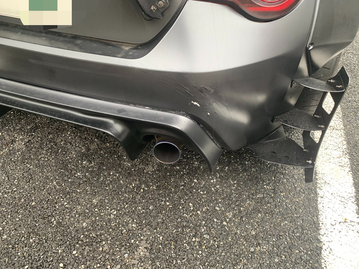 REDFOX_0902's tweet photo. 信号待ちで停車してたらケツ突っ込まれた😭 https://t.co/ocO2ApnAAF