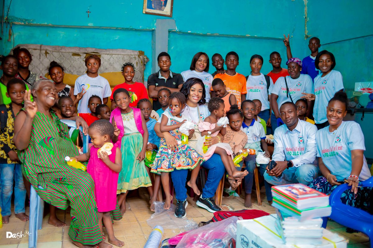 NKilelezi's tweet photo. Donner pour l’école, c’est investir dans l’avenir de la RDC. 
Cette année encore et pour la 6ᵉ année scolaire consécutive, la Fondation J’ai Un Cœur, coordonnée par sa Présidente Nathalie Kilelezi Angelani a placé l’éducation au cœur de son action sociale.
Grâce à la solidarité communautaire, 150 enfants orphelins issus de trois structures ont bénéficié de kits scolaires et d’un appui pour leur rentrée.

L’éducation ne devrait jamais être un privilège lié aux circonstances de naissance.

Notre responsabilité collective est de faire en sorte qu’aucun enfant ne soit laissé au bord du chemin.

Servir, donner, transmettre. Pour une RDC où chaque enfant peut apprendre, rêver et construire son avenir. 

#Éducation #RDC #affairessociales #Solidarité #Développement