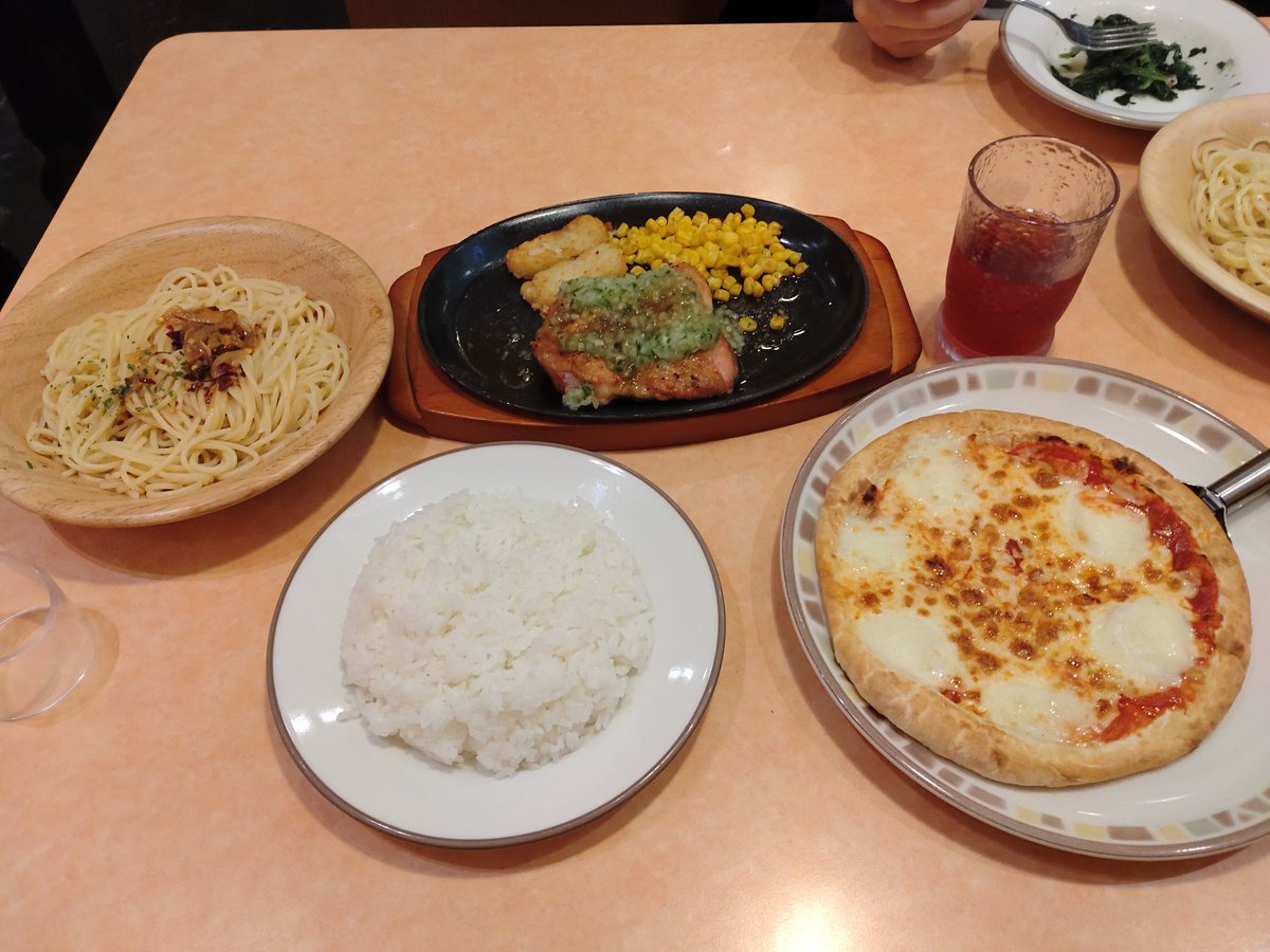 dradra00's tweet photo. 無事地元の駅に到着！
旅のシメはサイゼリで!
一気に頼みすぎてチキン冷めちゃった…w https://t.co/6qQjQcnkpu