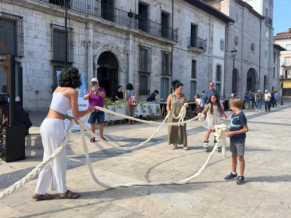LABoral's tweet photo. Gracias a todas las personas que habéis hecho posible “Arte en las Plazas de Asturias”, un proyecto que ha llevado durante 3 días el arte contemporáneo a los espacios públicos de Candás, Pravia y Cangas de Onís. 👏

Comisariado: @lajuangallery 
Financiado: #Fundacion @CRASTURIAS https://t.co/EZ2EWXRJZO