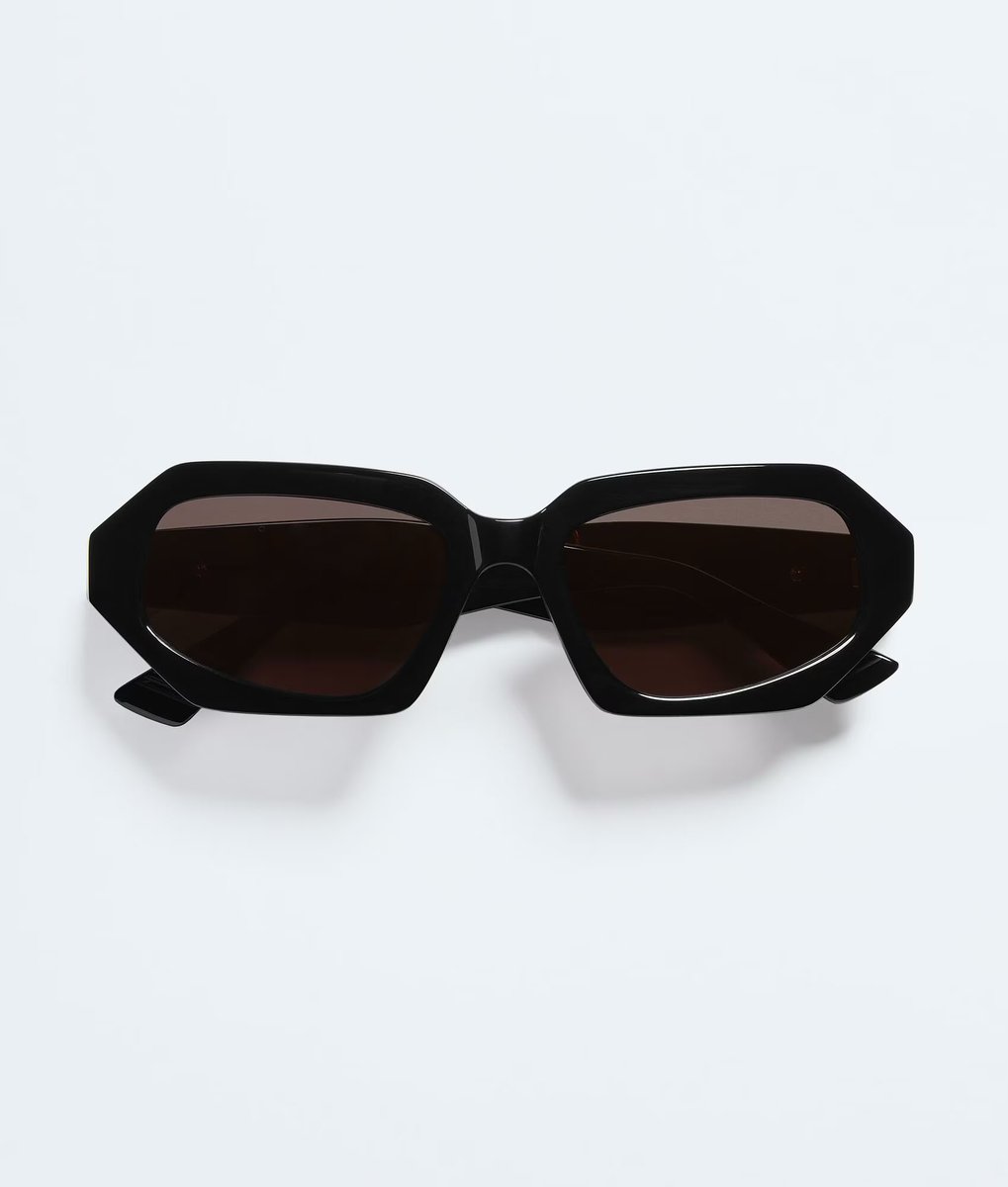 peipeppy's tweet photo. ซองชานใส่ Classic Oval Sunglasses ของ Bottega Veneta ปะนะ แว่นทรงสายแฟเหมาะกับตุวพ่อมิลานมากกก ค่าตัวน้องอยุ่ที่ 16,900 ค่ะ💚💚 https://t.co/OHd3THLoqA