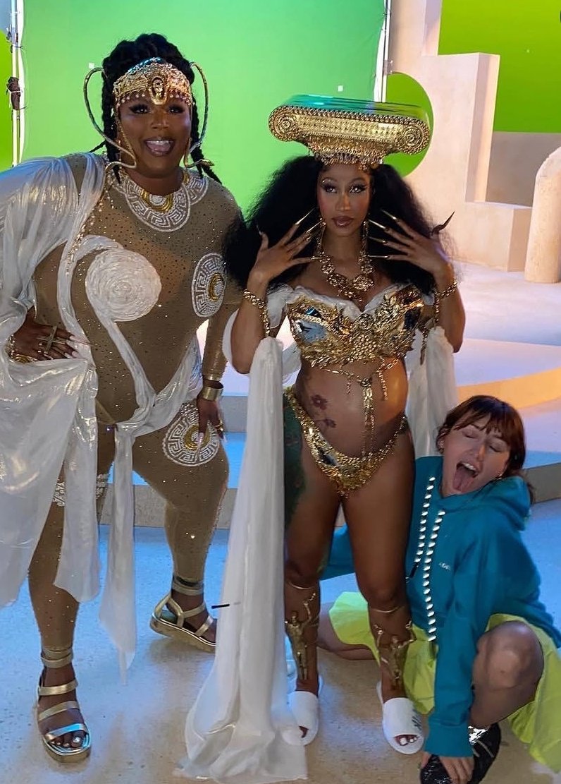 brattaex's tweet photo. Before stupid kpop stans crying about it and villainize BTS, this is Tanu Muiño signature/directorial pose! https://t.co/osTQOilRXL