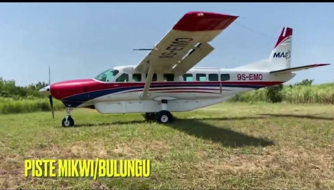 FMLarousse's tweet photo. @KamitatuEtsu aux congolais et aux victimes de #Kenge: "Bokufa bino kuna na #Kenge, #Ndjili,#Walikale... nga na ba pire vieux nanga #Igwe (@bembajp), #Chairman (@moise_katumbi) toza na ba pistes d'atterrissage privées na biso na #Mikwi, #ENRA-#Beni, #Mulonde"! https://t.co/wPO0qUaPEk