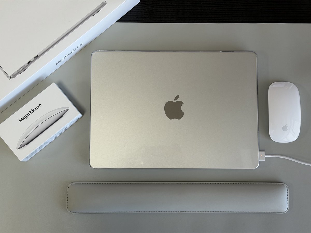 arisa_u1124's tweet photo. MacBookとマウスがきょうから仲間入り。

どうも、アップル信者です。🍎 https://t.co/JHTeMhxw84