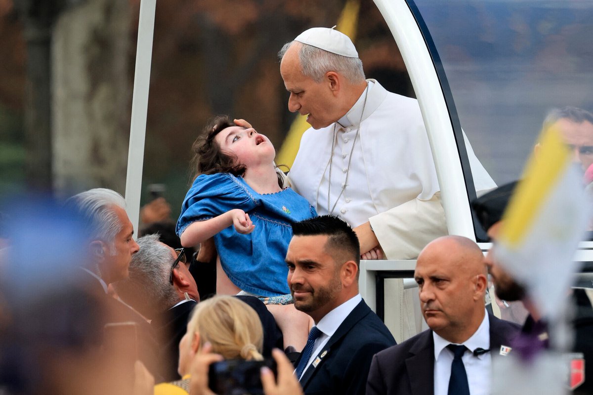 BFMTV's tweet photo. 🔴 EN DIRECT
Visite du pape en France: la mère de Marie-Garance évoque le "miracle" de voir sa jeune fille handicapée bénie par le pape
https://t.co/aQ47rEaEkV https://t.co/8kfZwZHxI7