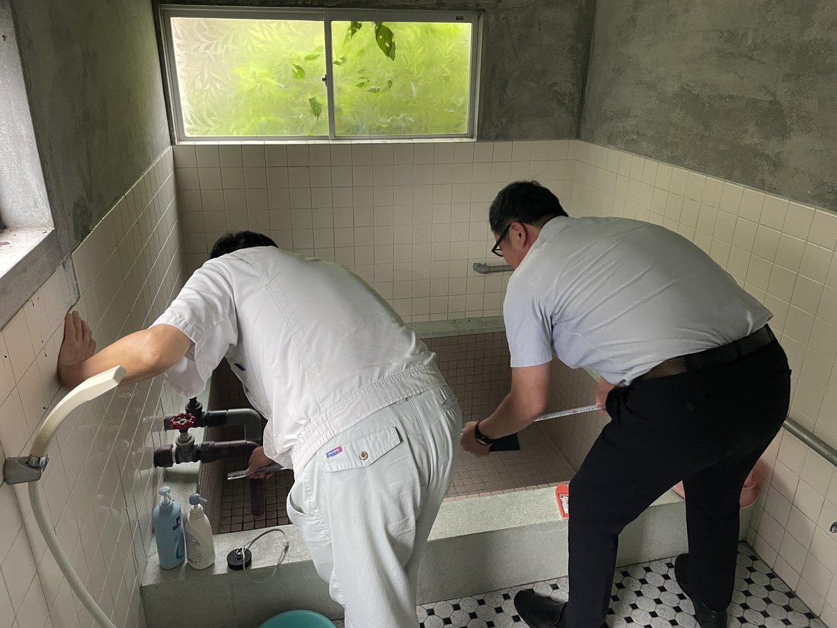 imamiyatoshio's tweet photo. 【寒行用浴場の復旧について】
御存知の方も多いかと思いますが、今年1月の寒行最終日に数十年使ってきた大型のボイラーが壊れてしまいました。
寒行用のお風呂は計6カ所あり1台の大型ボイラーで全て賄っていたので現在は全く使用できない状況です。
お風呂が使えない事には寒行の実施は不可能ですが
大型ボイラーの買い替えには莫大な金額が必要になることから買い替えは断念して一部の浴場だけでも使えるようにこれから年始に向けて工事を進めていく予定です。

いかんせん現状年に１週間程度しか使っていないほぼ寒行専用のお風呂なので、あまり予算も割けないことからクラウドファンディング的な意味合いで祈願成就御朱印を頒布させて頂いております。

ご協力頂ける方がおられましたら何卒宜しくお願い致します🙇
https://t.co/MfsDHCQFUT