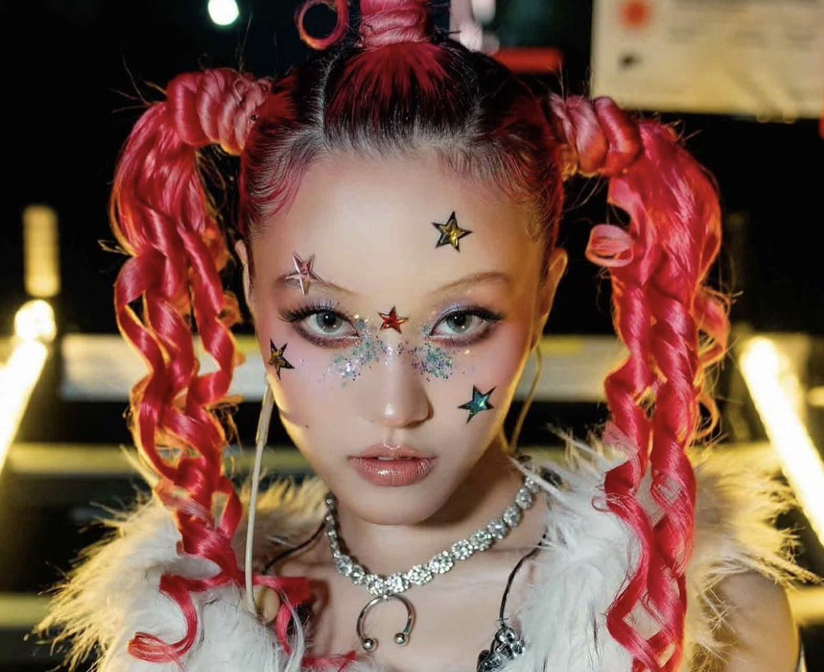 kellyzxh123's tweet photo. 1stワルツのヘアメほんとにレジェンドだった https://t.co/btIZezScWE