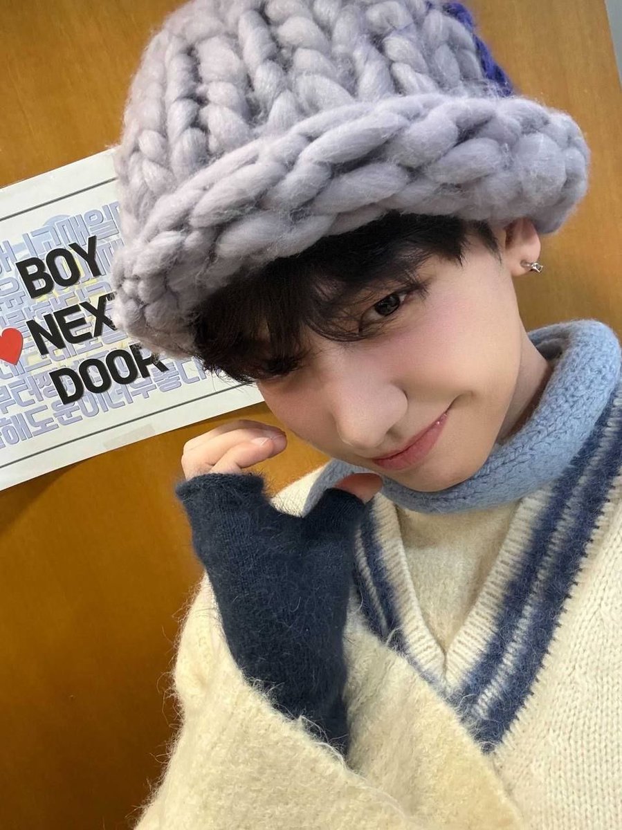 jaentae__'s tweet photo. 트치니들아
정말 미루고 미루다가 
슬로우를 걸어야 할거 같아
나 진짜 시험 공부 하기로 마음 먹어서 
이제 디엠 잘 못 볼거 같아
트위터 시작한지 얼마 안됐는데 미아내
그래도 시험 끝나면 다시 잘 볼거니까
나 잊지말고 썰지말고 기다려조
새벽에는 볼거니까!! 진짜 썰지말고
사란애 트친이들♥︎ https://t.co/aVzNBtYTZc