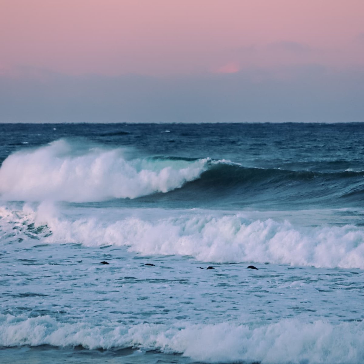 abigailmar2mcb's tweet photo. Even when each wave surges forward, no two have ever looked the same... I’m captivated, watching the ever-changing waves roll in. https://t.co/vgGAqxoudJ