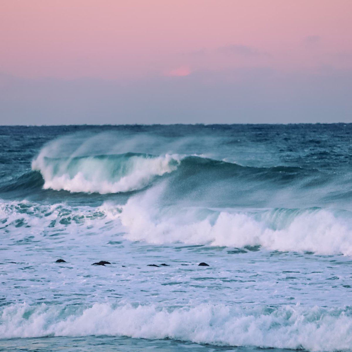 abigailmar2mcb's tweet photo. Even when each wave surges forward, no two have ever looked the same... I’m captivated, watching the ever-changing waves roll in. https://t.co/vgGAqxoudJ