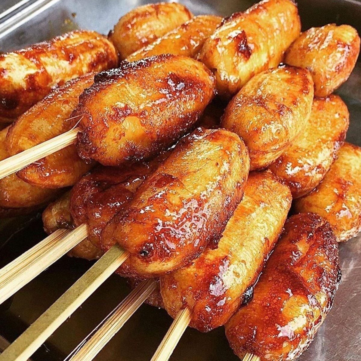 bleuwiny's tweet photo. kamote cue              or                    banana cue https://t.co/y5MUhE4PqL
