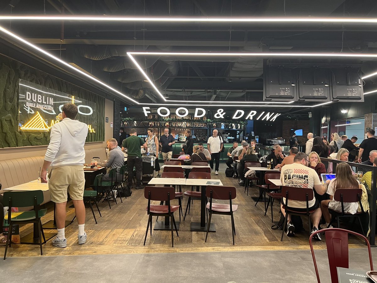 tabidouga810's tweet photo. ダブリン🇮🇪空港T1のPPパス利用可レストランGarden Terraceを利用

空港唯一のPPラウンジLiffey Loungeは大混雑で入場規制のためレストランを利用。前回訪問時も同様でこれは想定内。

朝食メニューより、Full Irish Breakfast 17€とLatte 3.95€ を注文。23€以内であればPPパスで無料利用可。 https://t.co/J5OoNhJYSr