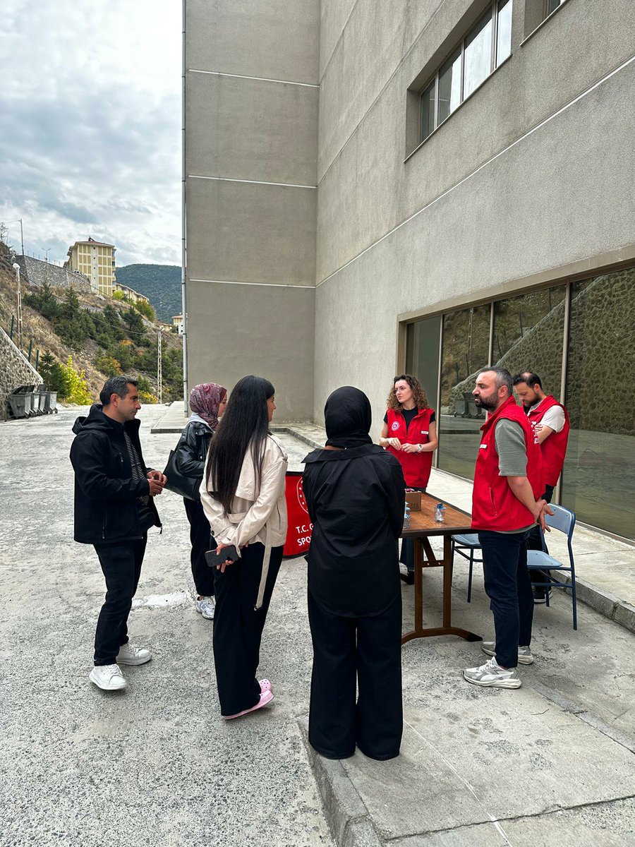 torulgm's tweet photo. Yeni eğitim-öğretim döneminde Torul’a gelen üniversiteli gençlerimizi otogarda karşıladık, öğrenci yurtlarımızda ziyaret ettik. 🎓

Gençlerimize ilçemiz ve Gençlik Merkezi faaliyetlerimiz hakkında bilgi vererek yeni eğitim hayatlarında başarılar diledik. 💙

#Torul #GSBGençlik https://t.co/BbraayAK5C