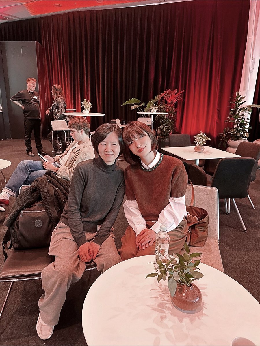 mieko_kawakami's tweet photo. チョ・ナムジュと待ち合わせしてお茶を飲んだよ！『82年生まれ、キム・ジヨン』の対談ぶりの再会！ナムジュ〜😍日本の読者の皆様にどうぞよろしくお伝えくださいとのことでした！また来てよね！🫶 https://t.co/Fq3gBPCWAe