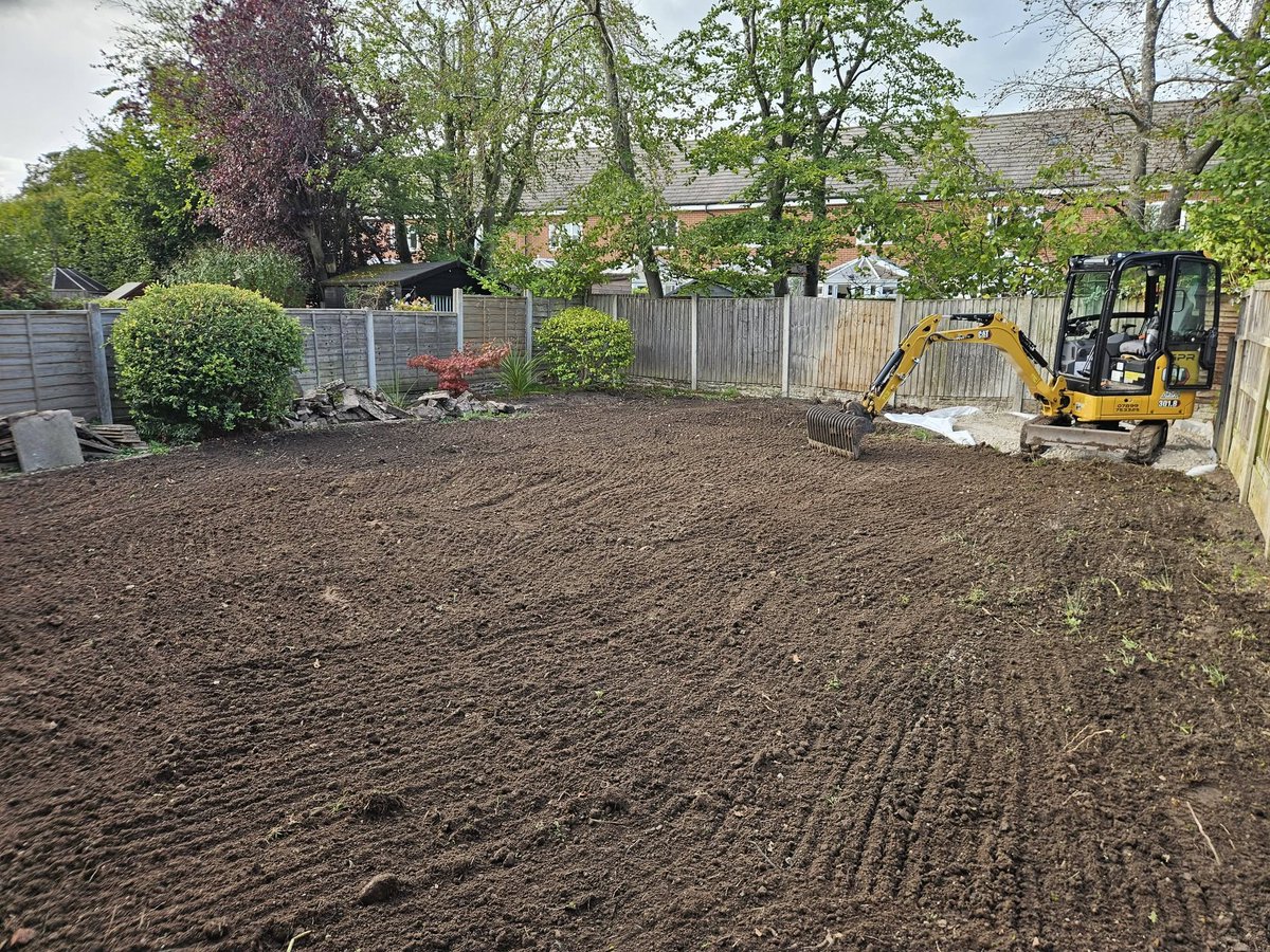 Rhinoxbuckets's tweet photo. Vegetation & debris cleared, with tines lines created ready for turf 🌱
GPR Landscaping & Groundworks made use of their Rhinox Rake Riddle Bucket last week - removing unwanted debris & creating tine lines ready for turfing 🏡
#minidigger #excavator #excavatorattachments https://t.co/QSgDo4t2jO