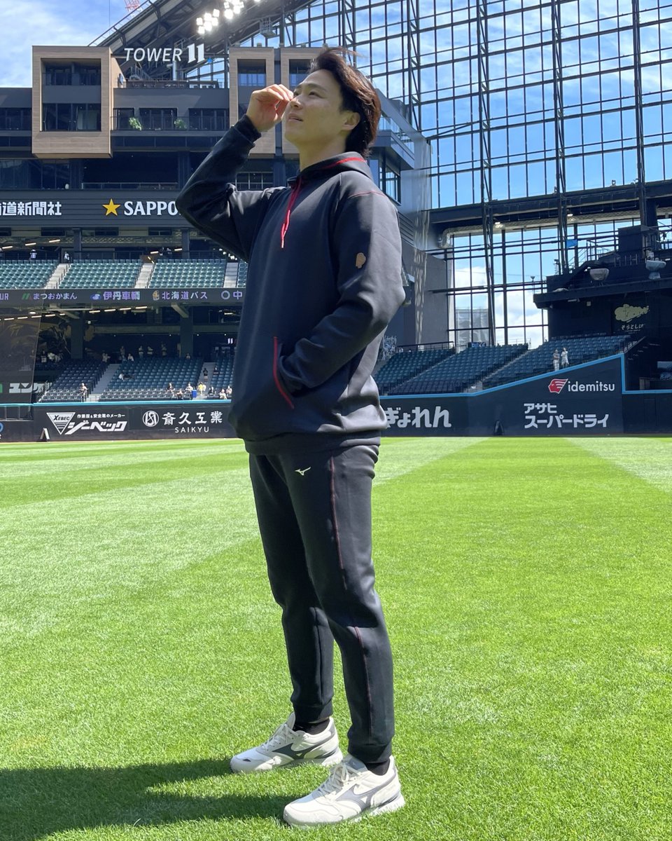MIZUNOPRO_JP's tweet photo. 北海道日本ハムファイターズ
山﨑福也 投手が着ているのは・・❓

「リリースポイント」シリーズの
スウェットフ―ディとスウェットパンツ！

山﨑投手は、
「練習後などスイッチをオンからオフに
切り替えたい時ににロッカーでよく着ている」
と、同シリーズを愛用してくださっています✨ https://t.co/Yy7k7MxeiJ