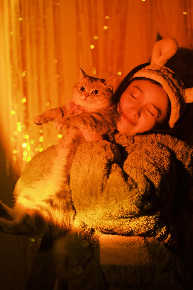 greenhaba's tweet photo. 窝在阳台沙发抱着猫撸，晒着太阳喝冰美式，平凡周五的小确幸太治愈啦～， https://t.co/23NDhuPrAt