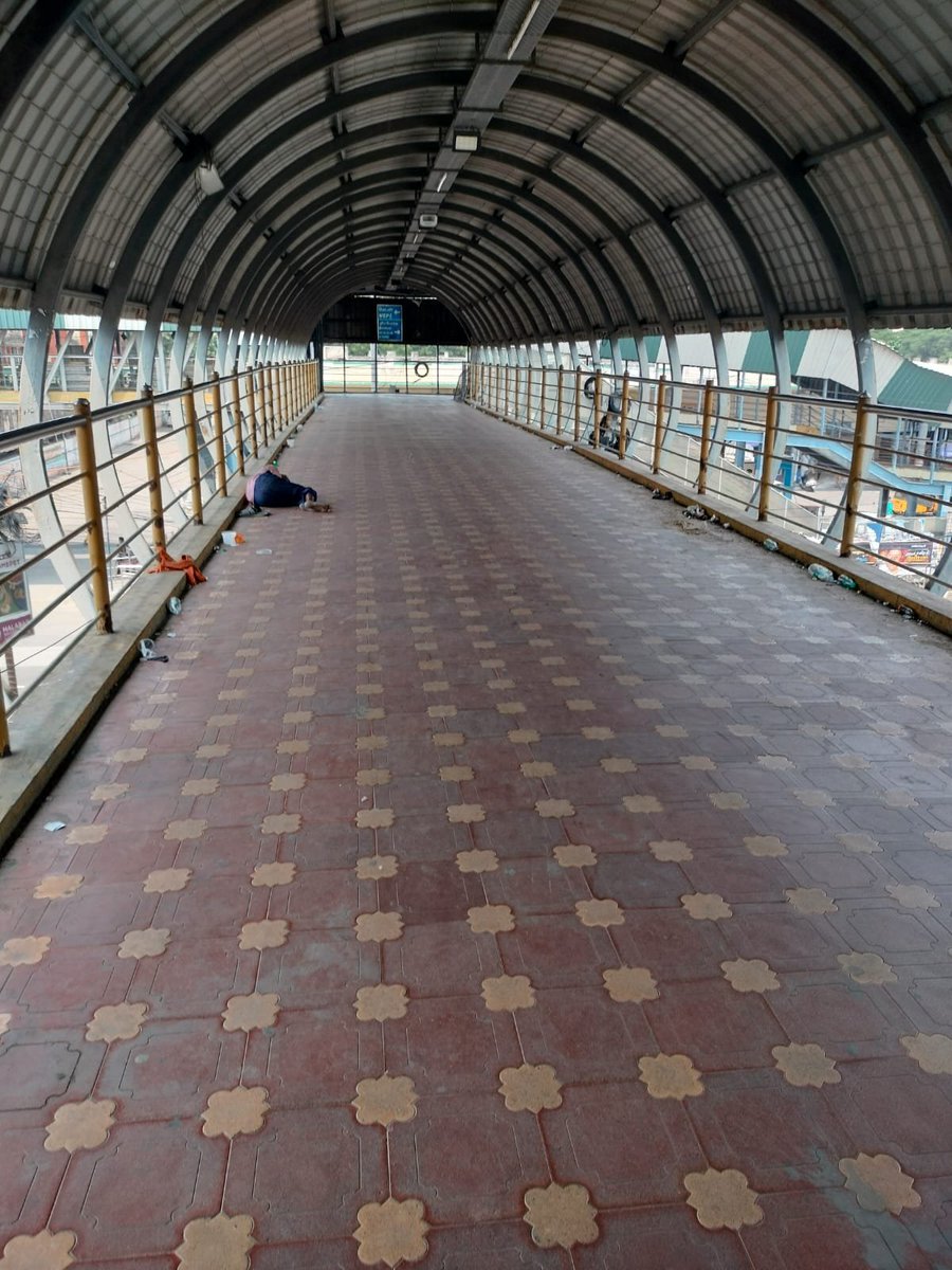 DavidManohar7's tweet photo. Skywalk at MEPZ on the GST Road is in pitch dark condition for the past 3 months. Many women from NIS & MEPZ use this skywalk after dusk. How does the Govt expect women safety in this situation. Why aren't Skywalks at Chromepet, MEPZ & Tambaram not maintained properly. @CMOTamilnadu @Chief_Secy_TN @chennai_Highway @AadhavArjuna @COPTBM @DISTRICTCPT