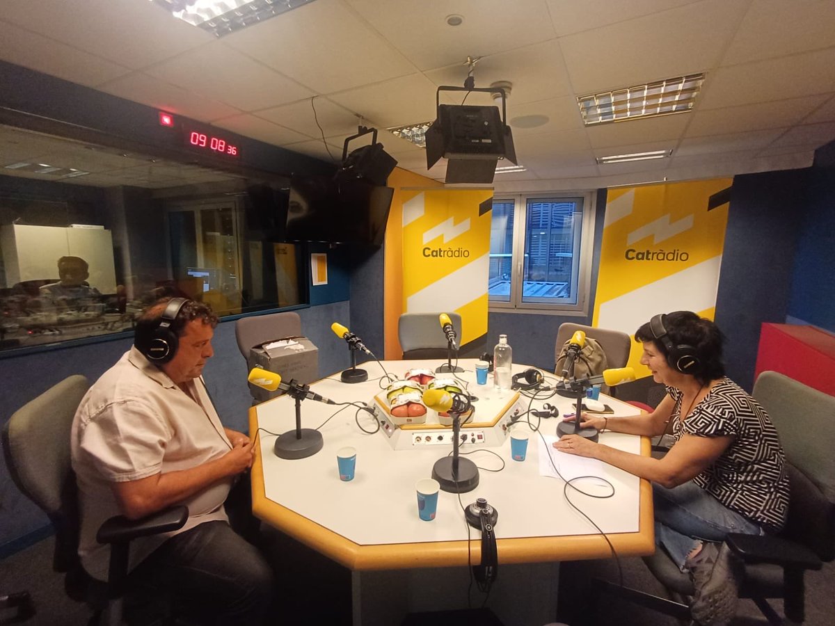 comunicacat's tweet photo. 🍏La @pomadegirona ha passat pel 'Tast Vertical' de @CatalunyaRadio 

🍎En @davidCasLlav i l'@emparmoliner han tastat algunes pomes mentre parlaven de territori, proximitat i pagesia!

https://t.co/0YMI1UEcn0 https://t.co/qVaPoKgV93
