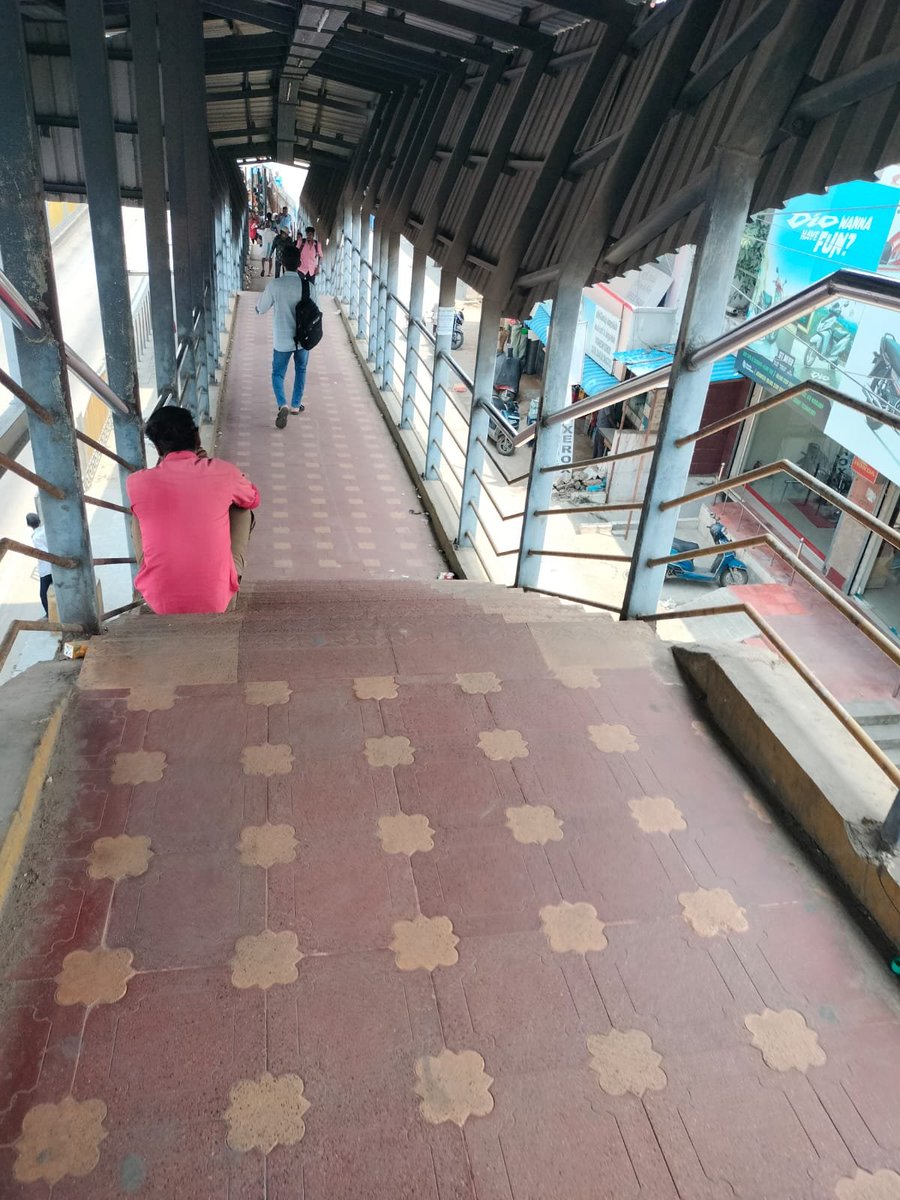 DavidManohar7's tweet photo. Skywalk at MEPZ on the GST Road is in pitch dark condition for the past 3 months. Many women from NIS & MEPZ use this skywalk after dusk. How does the Govt expect women safety in this situation. Why aren't Skywalks at Chromepet, MEPZ & Tambaram not maintained properly. @CMOTamilnadu @Chief_Secy_TN @chennai_Highway @AadhavArjuna @COPTBM @DISTRICTCPT