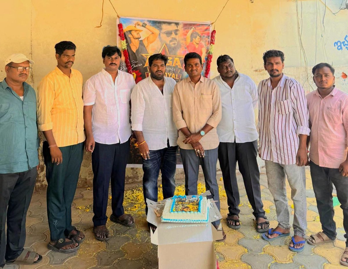 Sureshc88457076's tweet photo. 🌟 గ్లోబల్ స్టార్ రామ్ చరణ్ 19 వసంతాల సినీ ప్రస్థానం - నంద్యాలలో అంబరాన్నంటిన సంబరాలు! 🌟 Mega youth force Nandyal https://t.co/IzEvdVr3Wh