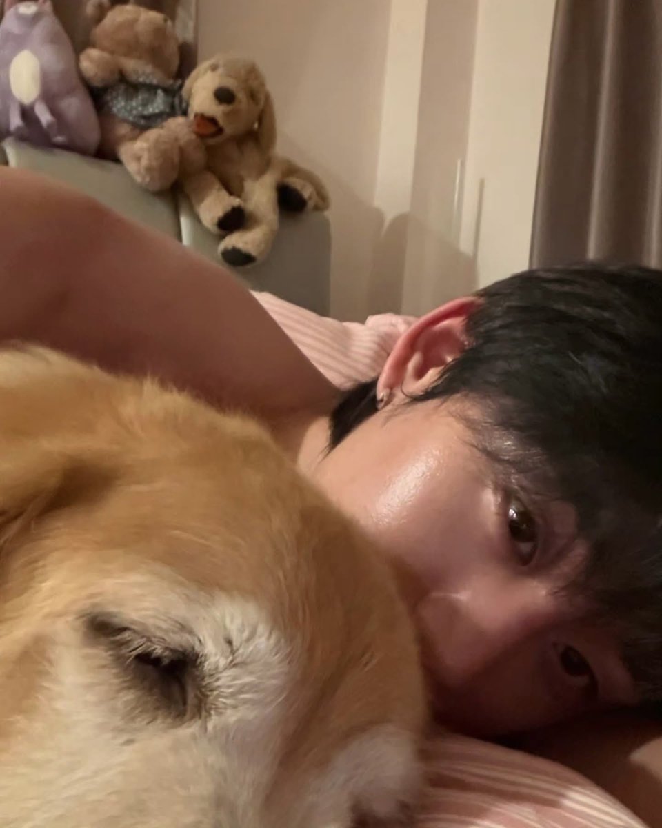 thursfourr's tweet photo. nong est with pb so cute tee sud nai lok 🐶👼🏻💘 pb said เป็นช้านนนทุกทีที่โดนอ้อน🤲🏻 https://t.co/gV4DIEoCIo