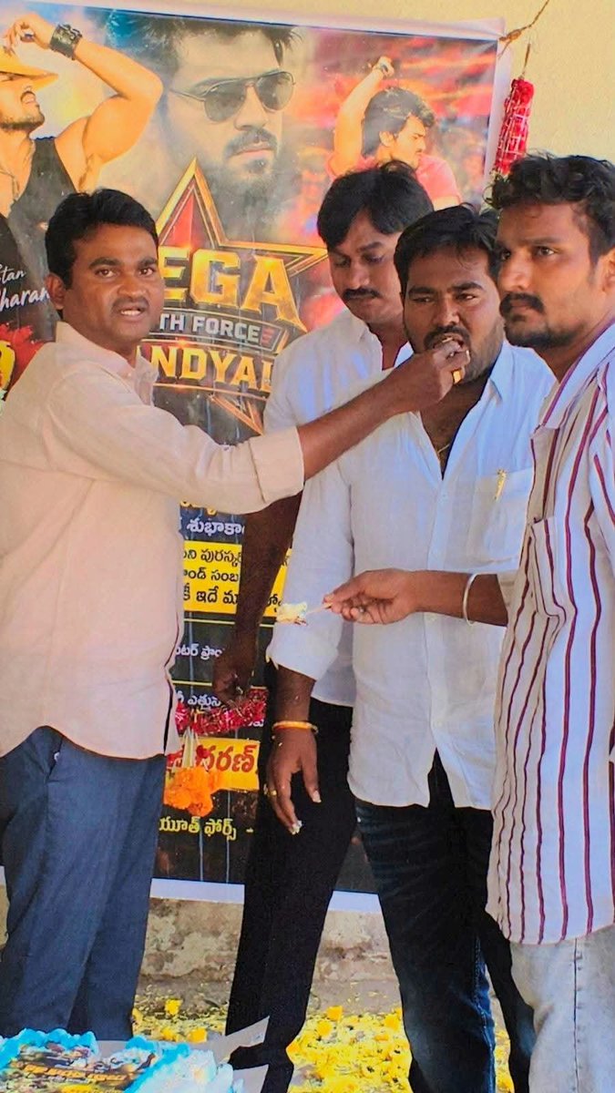 Sureshc88457076's tweet photo. 🌟 గ్లోబల్ స్టార్ రామ్ చరణ్ 19 వసంతాల సినీ ప్రస్థానం - నంద్యాలలో అంబరాన్నంటిన సంబరాలు! 🌟 Mega youth force Nandyal https://t.co/IzEvdVr3Wh