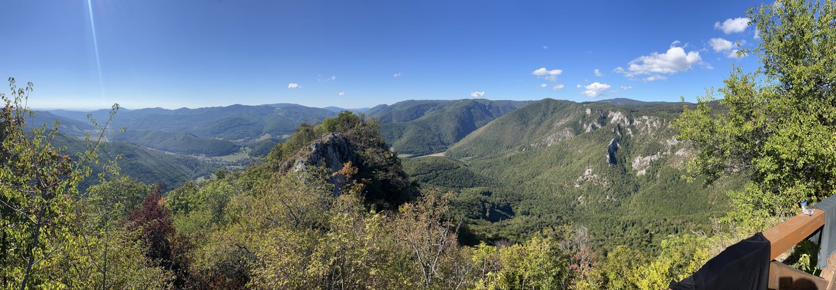 webekacko's tweet photo. Po nocľahu nečakane „až “ v Revúcej zahájila expedícia druhý deň výšľapom na #MuránskyHrad a kochá sa nádhernými výhľadmi z neho. Okrem iného aj na ďalšie ciele vandra, na „klasickej planine“. https://t.co/aSd0D7nBND