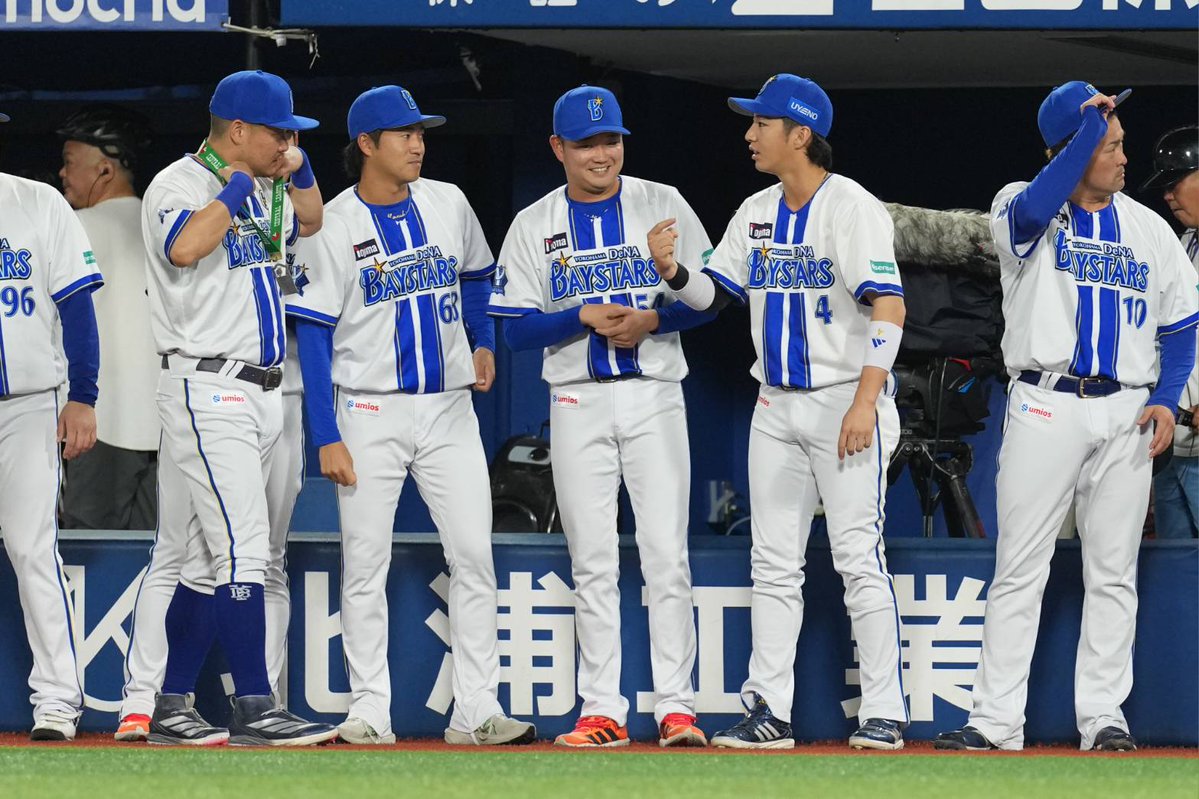 bay_fullcount's tweet photo. 【#DeNA - #広島】

試合前に #筒香嘉智 選手のNPB通算250本塁打表彰が行われました🏆️

ベンチに戻ると、アピールする #度会隆輝 選手をスルーして、上目遣いで見つめる #石田裕太郎 投手へ🎖️

裕太郎投手、“推し”からメダルをもらってうれしそうです🤭

#baystars https://t.co/scoxHJZ2Tw