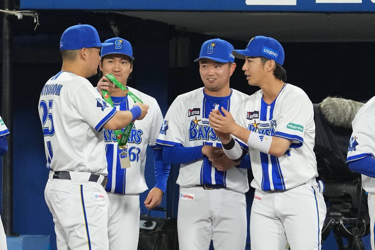 bay_fullcount's tweet photo. 【#DeNA - #広島】

試合前に #筒香嘉智 選手のNPB通算250本塁打表彰が行われました🏆️

ベンチに戻ると、アピールする #度会隆輝 選手をスルーして、上目遣いで見つめる #石田裕太郎 投手へ🎖️

裕太郎投手、“推し”からメダルをもらってうれしそうです🤭

#baystars https://t.co/scoxHJZ2Tw