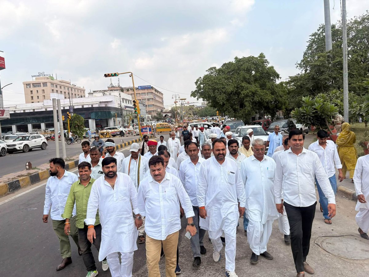 AshokPu76845682's tweet photo. आज जयपुर में राजस्थान प्रदेश कांग्रेस कमेटी द्वारा आयोजित वोट चोरी एवं नगर निकाय चुनाव में कथित अनियमितताओं के विरोध में निर्वाचन आयोग के घेराव एवं प्रदर्शन में चाकसू के पूर्व विधायक श्री वेदप्रकाश सोलंकी जी के नेतृत्व में शामिल हुआ। https://t.co/TNblUWck3V