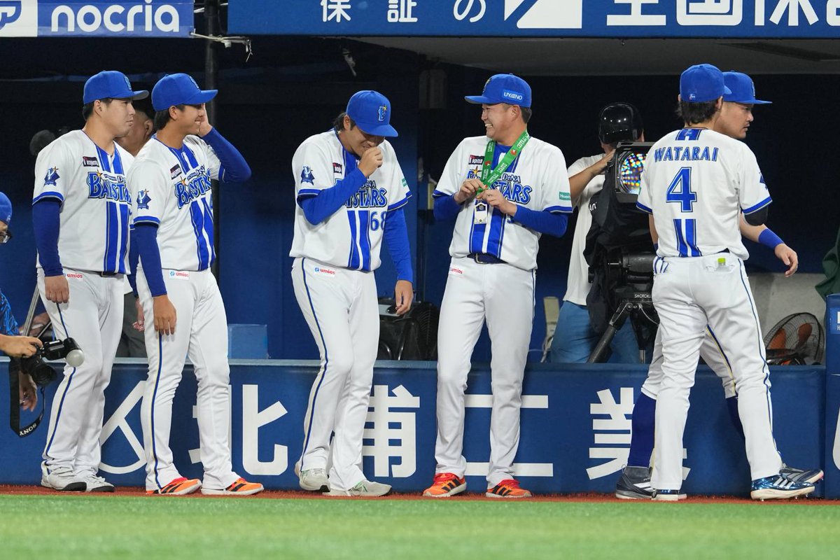 bay_fullcount's tweet photo. 【#DeNA - #広島】

試合前に #筒香嘉智 選手のNPB通算250本塁打表彰が行われました🏆️

ベンチに戻ると、アピールする #度会隆輝 選手をスルーして、上目遣いで見つめる #石田裕太郎 投手へ🎖️

裕太郎投手、“推し”からメダルをもらってうれしそうです🤭

#baystars https://t.co/scoxHJZ2Tw