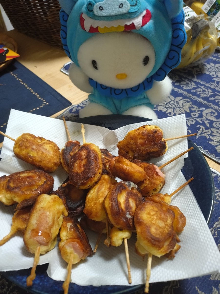 ayako_miss63's tweet photo. ミニ・アメリカンドック

YouTubeで作ってるかたのを見て作ってました。
見た目、悪いけど美味しい〜♪
ウインナーを半分に切って爪楊枝つけて、ホットケーキミックスにつけて、少量の油で揚げた❓️ https://t.co/iysv5bdWVM