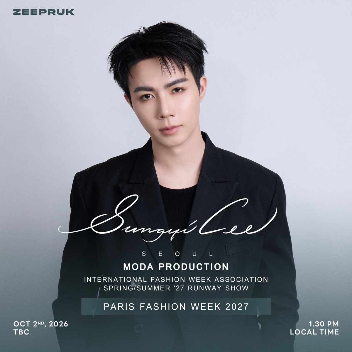 ZeePruk_OFC's tweet photo. ขอแสดงความยินดีกับ “ซี พฤกษ์” ที่ได้รับเกียรติจากแบรนด์ SUNGYI LEE เข้าร่วมงาน PARIS FASHION WEEK 2027 ในวันที่ 2 ตุลาคมนี้ ✨

มาเตรียมตัวส่งกำลังใจและเพิ่ม engagement ให้ซีในงานสำคัญครั้ง��ี้กันนะคะ 💙

#SungyiLee

🌊 @zee_pruk ☀️
#ZeePruk #Zunshine https://t.co/KseYwMhr5J